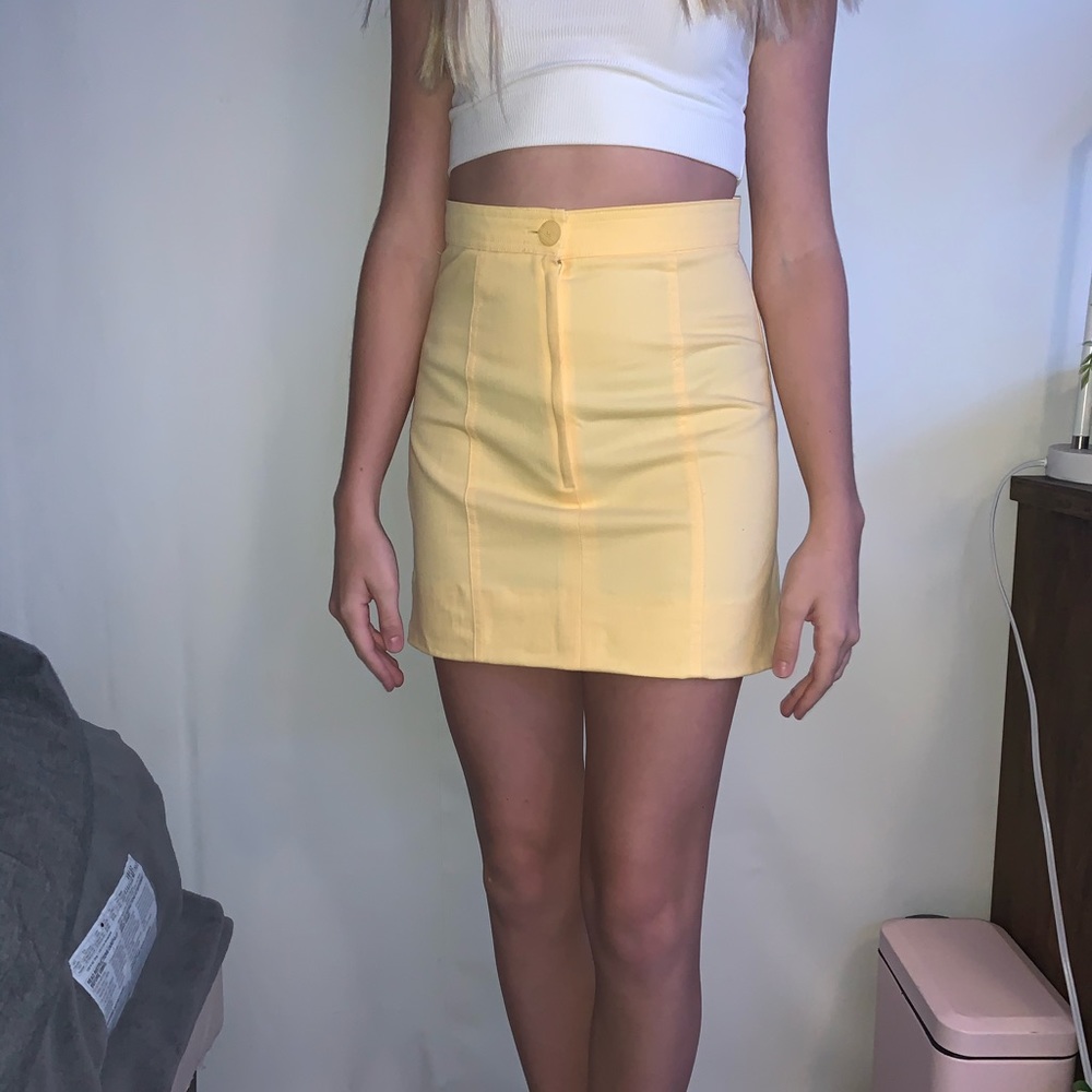 yellow mini skirt💛💛